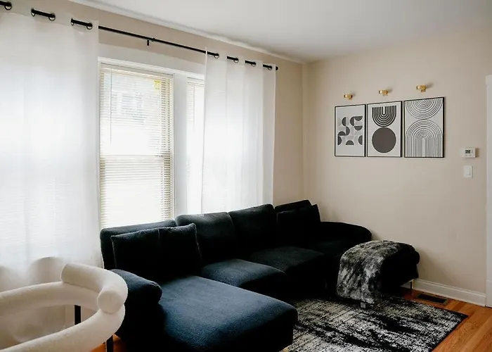 Private Workspace • Sleeps4 • Modern Stylish Stay