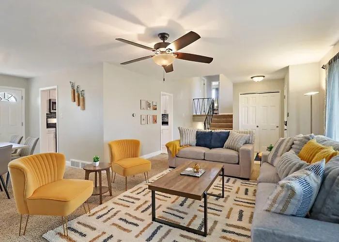 The Wheaton House Getaway - Game Room, Office & Garage Near Metra & Naperville