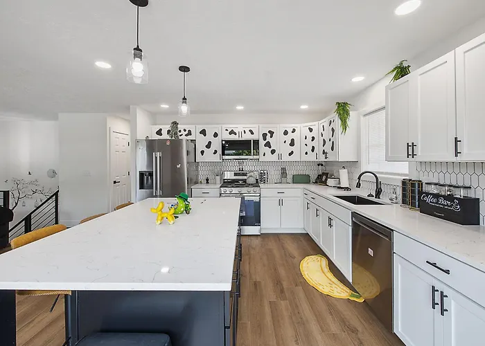 Luxury Retreat In Normal, Il - Movie Theater, Game Room & Hot Tub