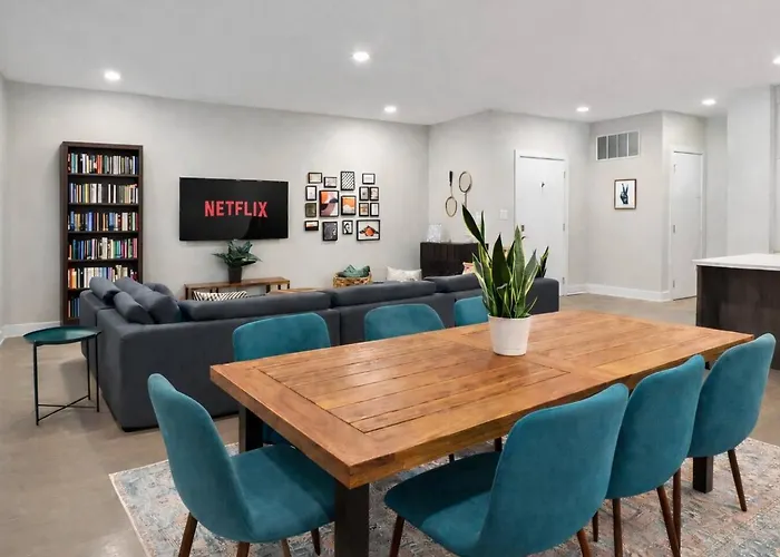 The Suite Spot Eclectic • Modern • Sleeps 6