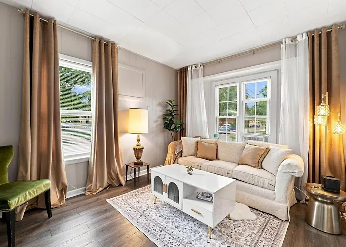 Charming One Bed With Office Near Chicago