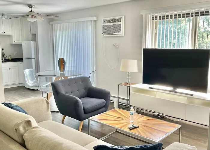 Modern & Bright Oak Park Apt - Walk Everywhere