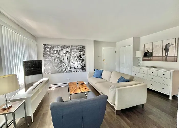 Modern & Bright Oak Park Apt - Walk Everywhere