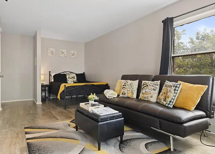 Sleeps 2/Aurora/Ext Stay Discounts/Wi-Fi & Parkng