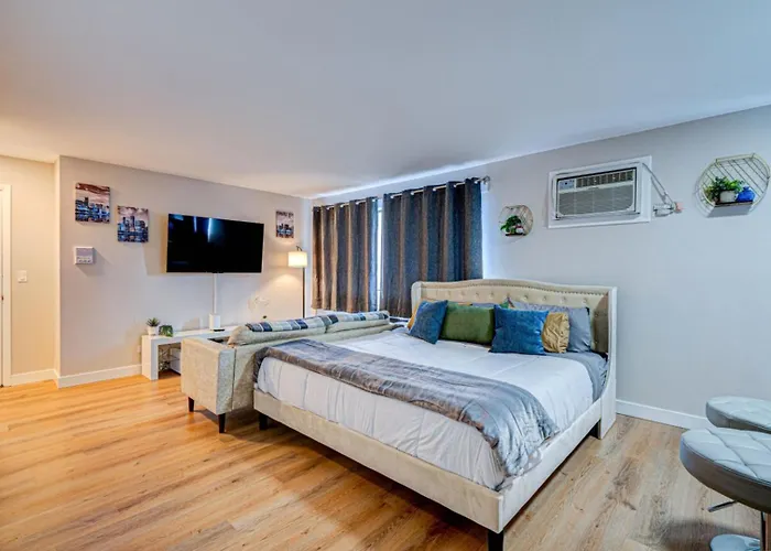 Luxury King Bed • Remodeled Safe Chicago Condo