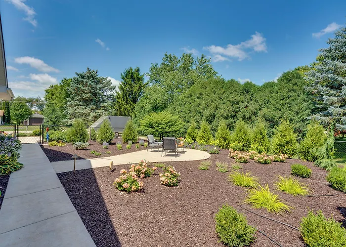 Peaceful Harvard Vacation Rental: 3 Mi To Town!