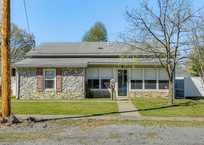 Harrisburg Home W/ Private Yard + Screened Porch!