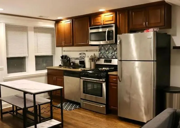 Stylish Cozy 2Br Apt Near Train Station Groceries