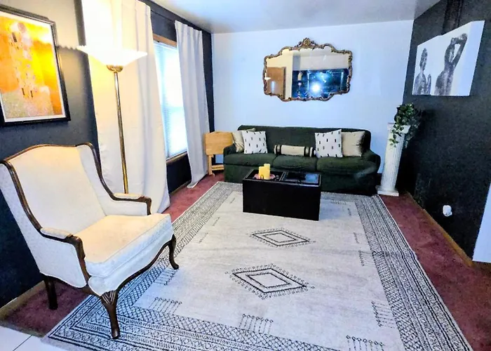 Retro 2 Bedroom Home 6 Mins To United Center With Parking