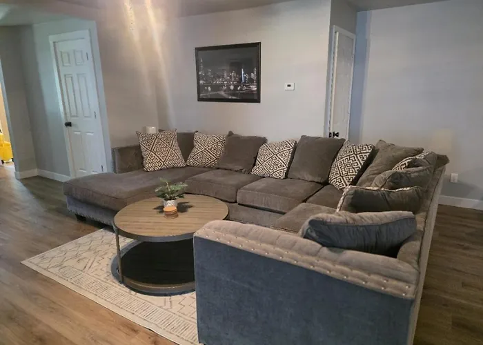 2 Bedroom With King Suite, Large Space, Pet Friendly, Steps From Downtown Jolie