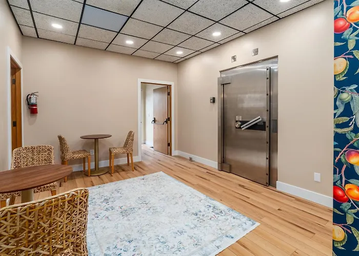 Whole Inn Rental! 5 King Beds, 2 Hot Tubs