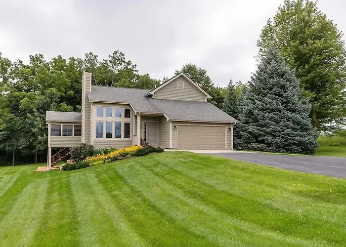 Beautiful Galena House - Hot Tub, Sunroom, Pool Table, Arcade