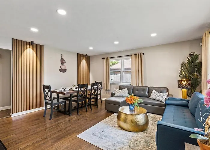 Duplex 1- Naval Base, Six Flags, Waukegan Greg Petry Sportspark - Sleep 10