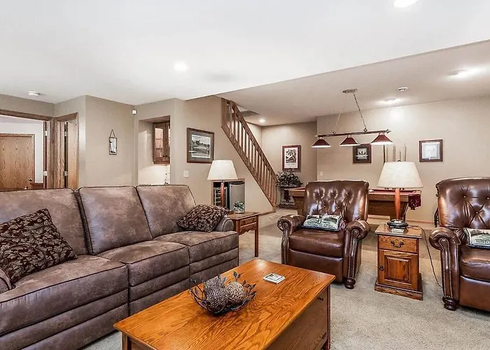 Beautiful Galena House - Hot Tub, Sunroom, Pool Table, Arcade