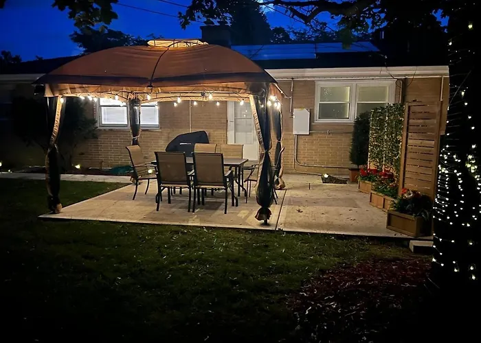 Duplex 1- Naval Base, Six Flags, Waukegan Greg Petry Sportspark - Sleep 10