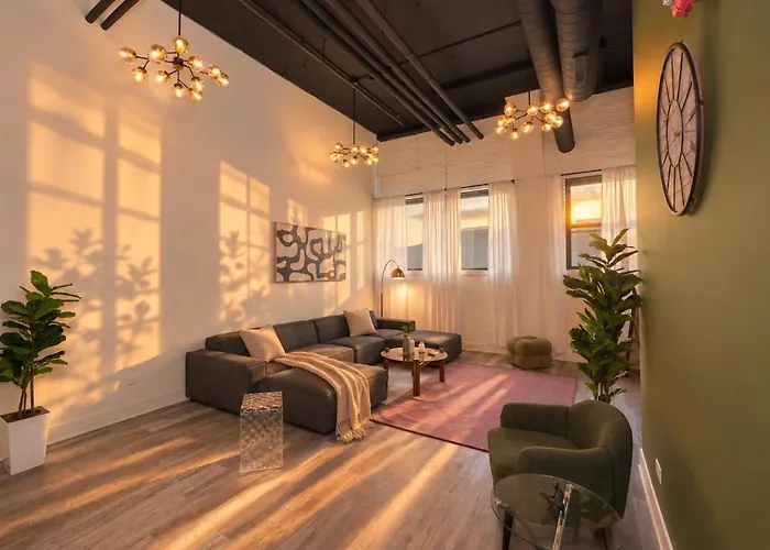 Spacious 5-Br Suite Minutes From Mccormick Place
