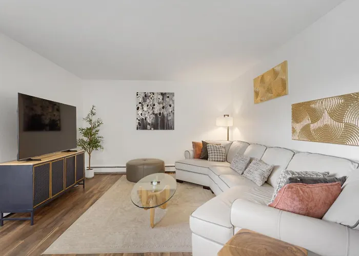 2Br,1Ba Apt With Modern Amenities Rogers Park And Free Parking