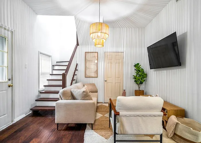 Spacious 3 Bedroom Apt, 5 Min From Wrigleyville
