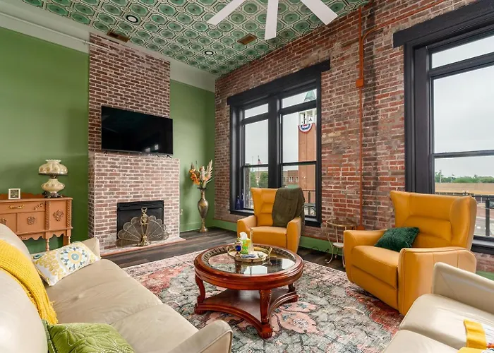 Walkable Downtown Marion Luxury Suite