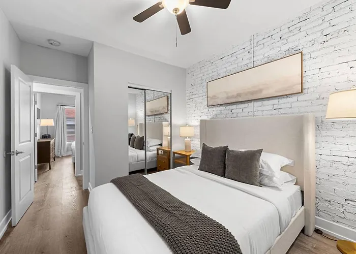 Rogers Park Retreat 3Br +Parking Near Evanston - Apartment