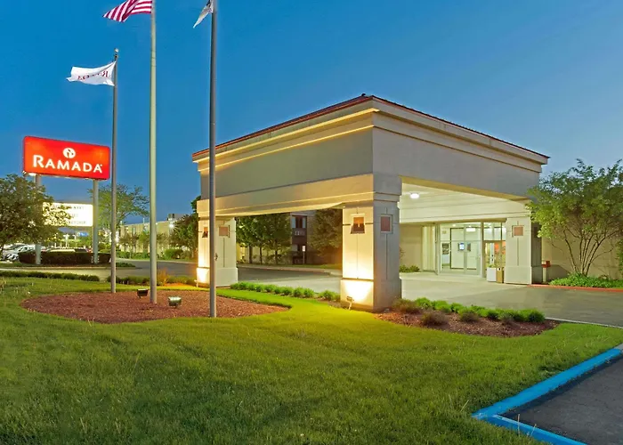 Ramada By Wyndham Waukegan/Great Lakes