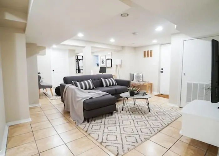 1Br Trendy Basement Apt With Laundry & Parking - Central Trendy