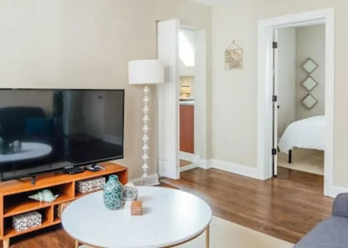 Spacious 2Br Apartment Near Airport - Central Charming