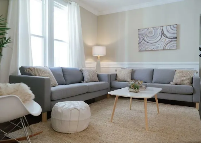3Br Apartment Cozy, Great Location & Pet-Friendly- Central Stylish