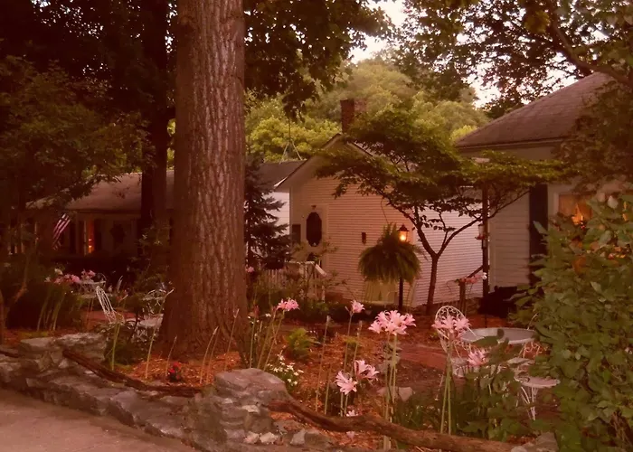 Maple Leaf Cottage Inn