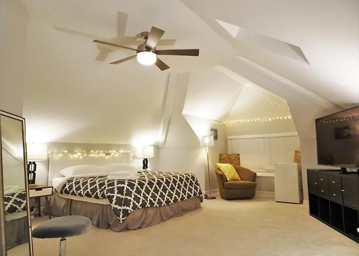Luxurious & Comfy House Near Chicago, Public Transit & Airports